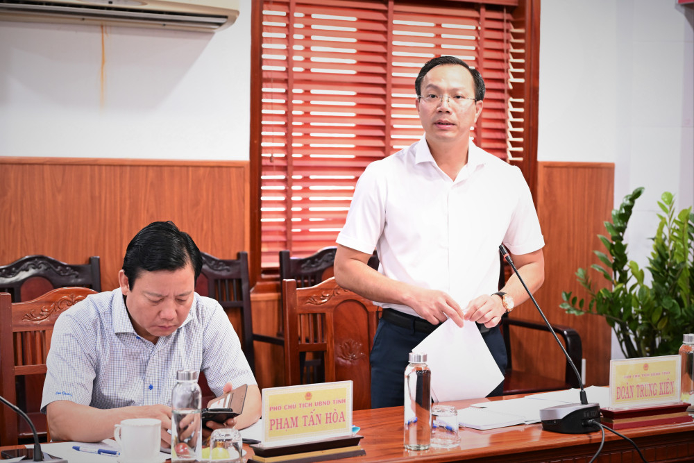 Ủy viên Ban Thường vụ Tỉnh ủy, Phó Chủ tịch UBND tỉnh Đoàn Trung Kiên đóng góp ý kiến tại phiên họp