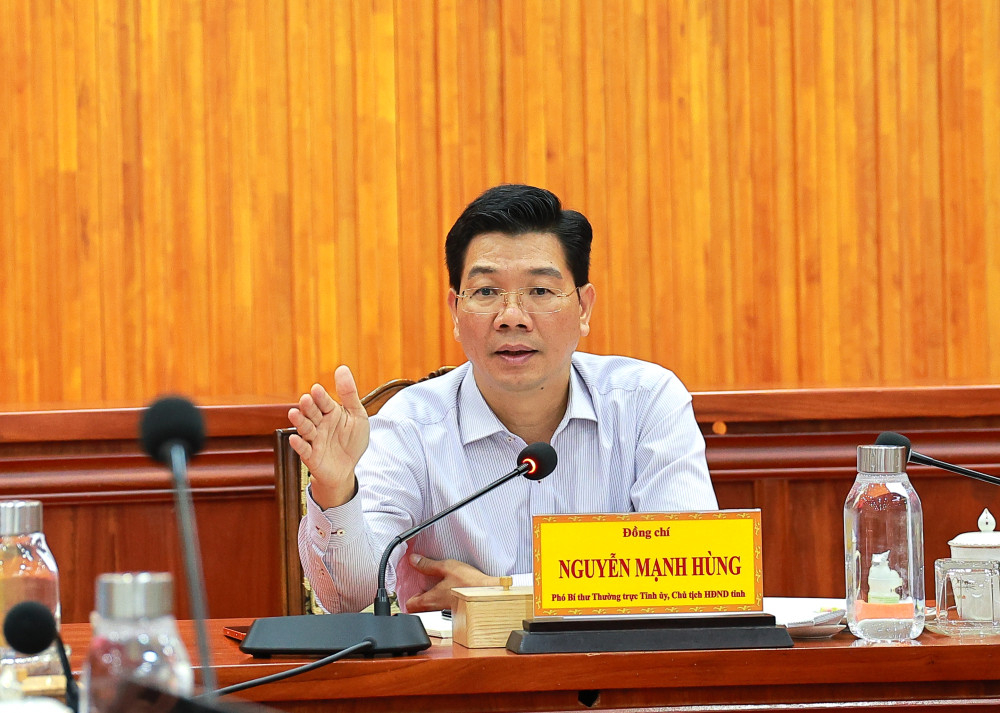 Phó Bí thư Thường trực Tỉnh ủy, Chủ tịch HĐND tỉnh Nguyễn Mạnh Hùng - Tổ trưởng Tổ công tác chủ trì phiên họp