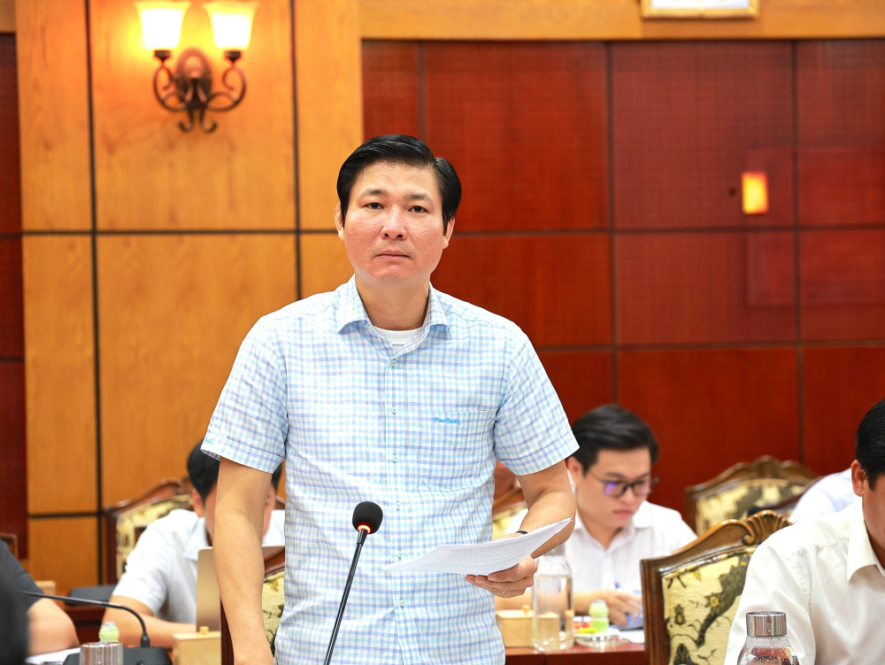 Giám đốc Sở Tài chính Trương Văn Liếp - thành viên Tổ công tác trình bày dự thảo kế hoạch triển khai tại phiên họp