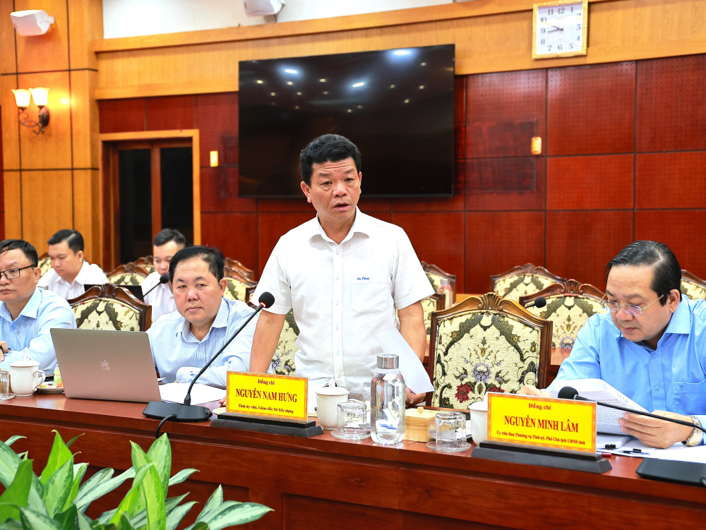 Giám đốc Sở Xây dựng Nguyễn Nam Hưng, thành viên Tổ công tác góp ý dự thảo kế hoạch tại phiên họp