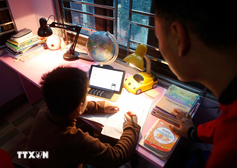 Hành vi cưỡng ép thành viên gia đình học tập quá sức có thể bị phạt tiền từ 5 triệu đồng đến 10 triệu đồng (Ảnh minh họa. Nguồn: TTXVN)