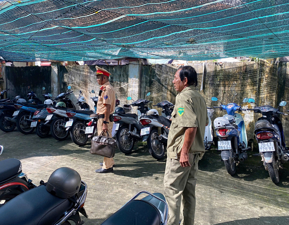 Lực lượng chức năng kiểm tra bãi giữ xe của học sinh