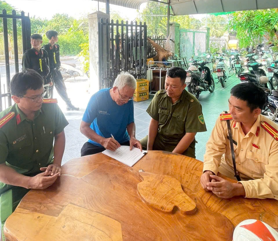 Lực lượng chức năng tuyên truyền, vận động các hộ dân ký cam kết không trông giữ xe cho học sinh chưa đủ tuổi điều khiển phương tiện