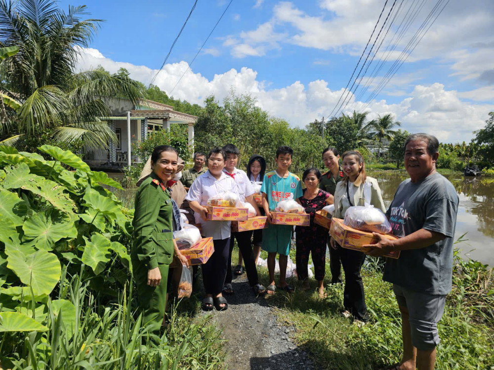 Công an xã Bến Cầu tặng quà cho người dân