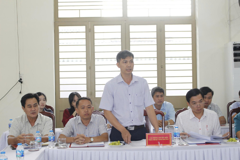 Cán bộ phòng chuyên môn UBND phường An Tịnh phát biểu ý kiến tại buổi làm việc