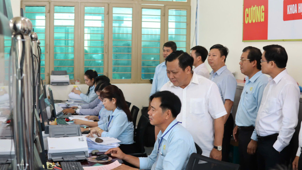 Phó Chủ tịch UBND tỉnh Huỳnh Văn Sơn khảo sát, động viên cán bộ Trung tâm Phục vụ hành chính công phường An Tịnh