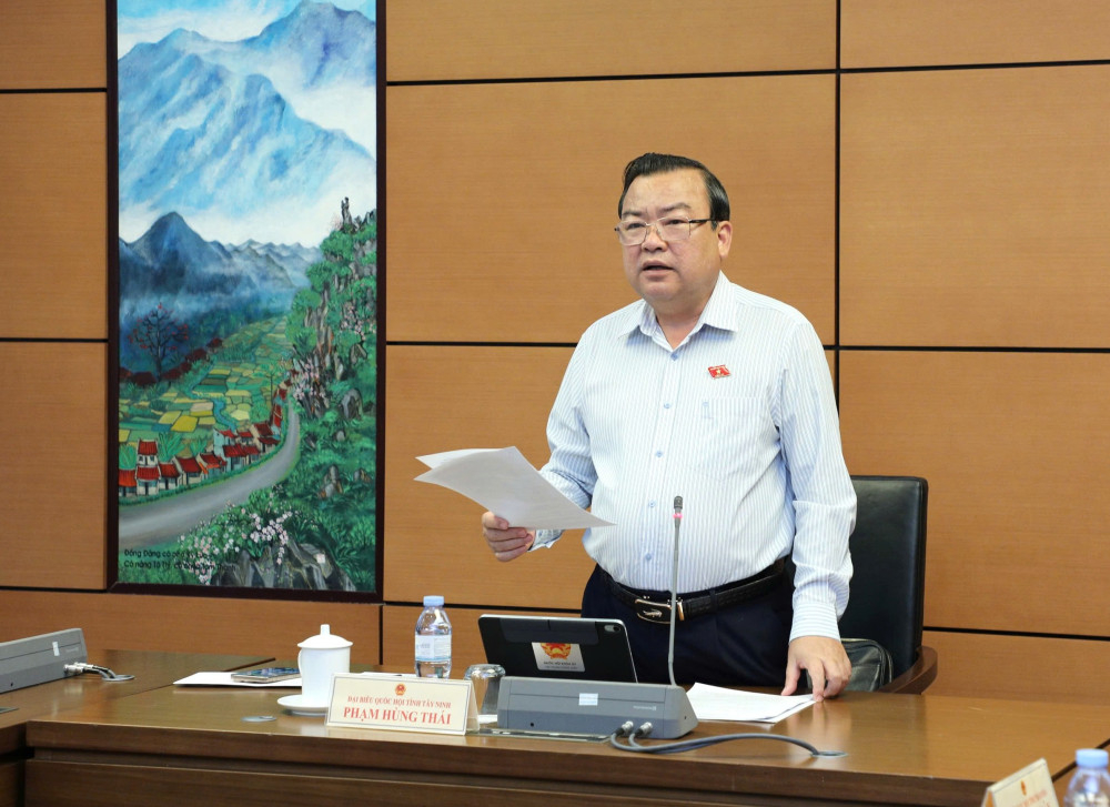 Đại biểu Phạm Hùng Thái - Phó Bí thư Tỉnh ủy, Trưởng đoàn đại biểu Quốc hội tỉnh Tây Ninh, chủ trì tại buổi thảo luận