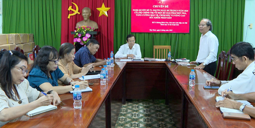 Chủ tịch Liên hiệp các Hội Khoa học và Kỹ thuật tỉnh Hoàng Đình Cán báo cáo các chuyên đề tại hội nghị