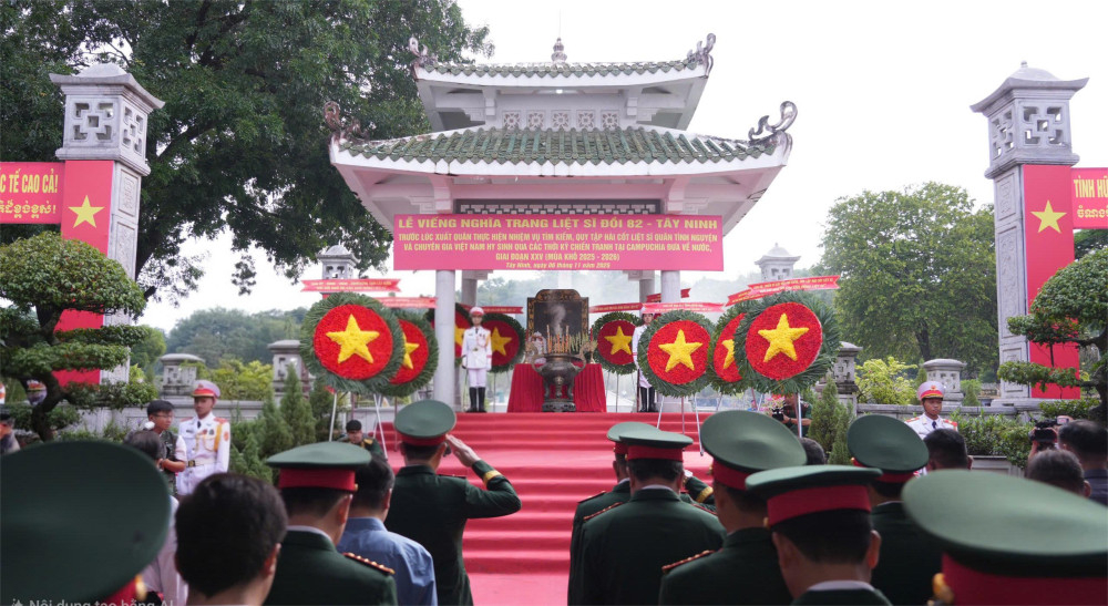 Các đại biểu dành phút mặc niệm anh hùng liệt sĩ 