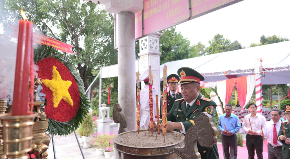 Thiếu tướng Trần Chí Tâm - Phó Chính ủy Quân khu 7, Trưởng ban Chỉ đạo 515 Quân khu 7, dâng hương tại Nghĩa trang Đồi 82