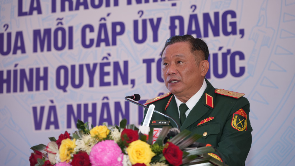 Thiếu tướng Trần Chí Tâm - Phó Chính ủy Quân khu 7, Trưởng ban Chỉ đạo 515 Quân khu 7 phát biểu tại buổi lễ