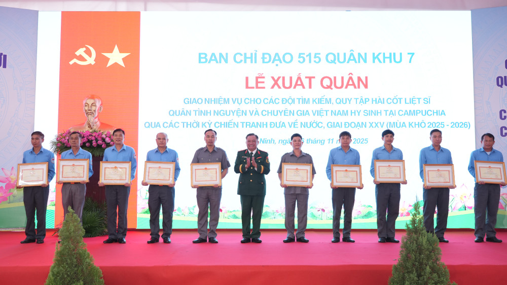 Thiếu tướng Trần Chí Tâm - Phó Chính ủy Quân khu 7, Trưởng Ban Chỉ đạo 515 Quân khu tặng bằng khen của Chính ủy Quân khu 7 cho tập thể, cá nhân 4 Đội K70, K71, K72, K73