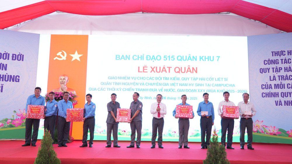 Lãnh đạo Quân khu 7, tỉnh Tây Ninh và Đồng Nai tặng quà cho các lực lượng thực hiện nhiệm vụ tìm kiếm, quy tập hài cốt liệt sĩ trong giai đoạn 2025-2026