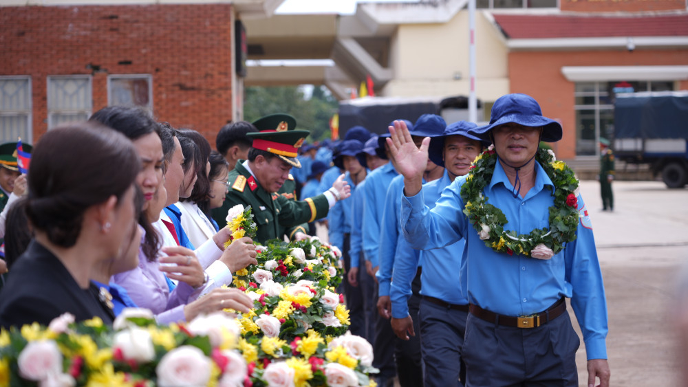 Các đại biểu cùng đông đảo người dân, cán bộ, chiến sĩ lực lượng vũ trang, đoàn viên, thanh niên tỉnh Tây Ninh, Đồng Nai tiễn các Đội K