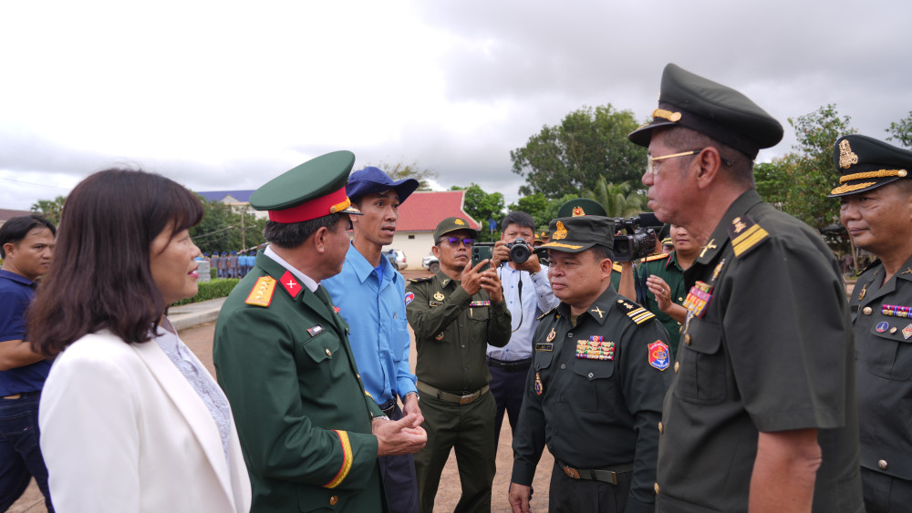 Lực lượng vũ trang các tỉnh thuộc Vương quốc Campuchia đón các Đội K 
