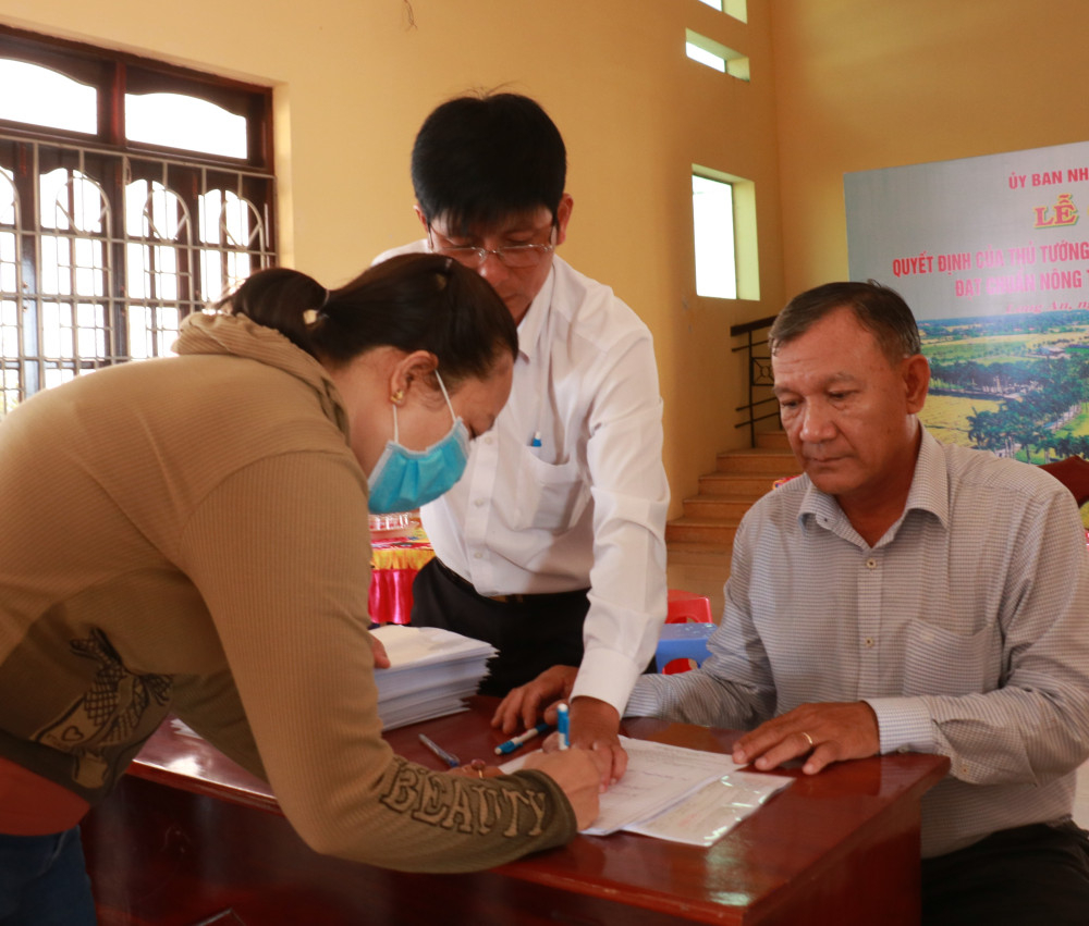 Người dân xã Tân Trụ làm các thủ tục liên quan để nhận tiền chi trả đền bù