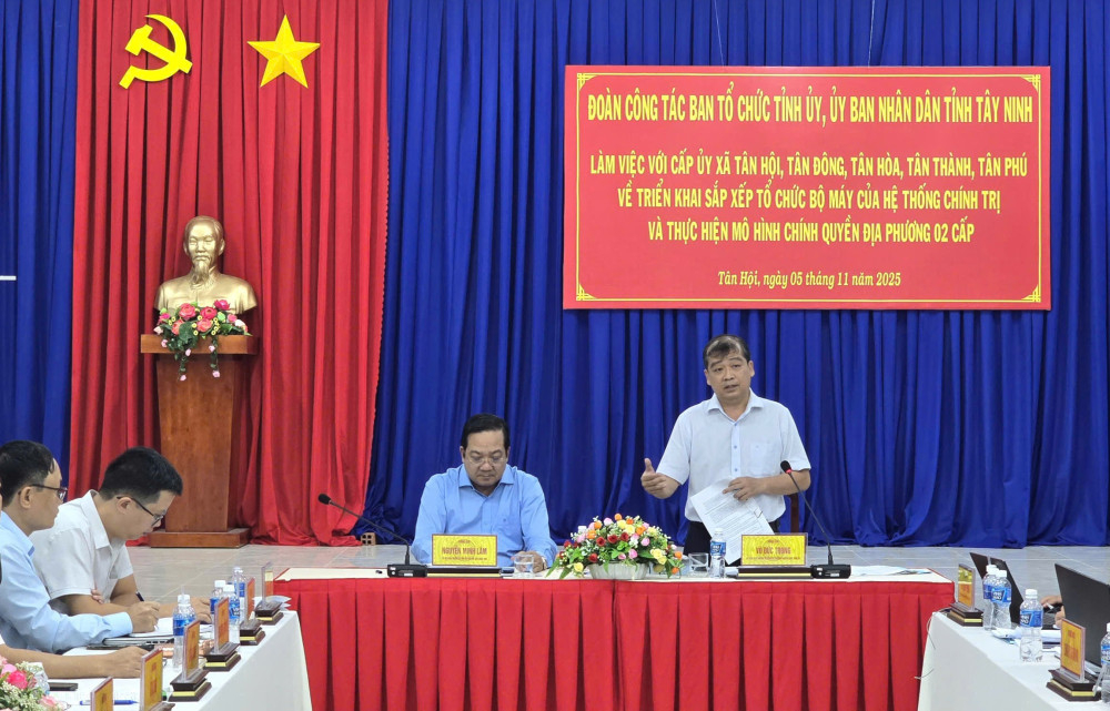 Ủy viên Ban Thường vụ Tỉnh ủy, Trưởng ban Tổ chức Tỉnh ủy Võ Đức Trong phát biểu tại buổi làm việc