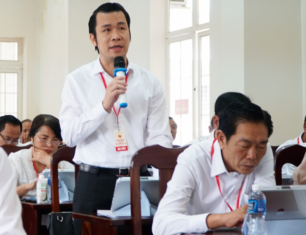 Đại biểu tham gia góp ý kiến, trong đó có dự thảo văn kiện Đại hội XIV của Đảng (Ảnh chụp tại thảo luận tổ khi diễn ra Đại hội Đại biểu Đảng bộ tỉnh Tây Ninh lần thứ I)