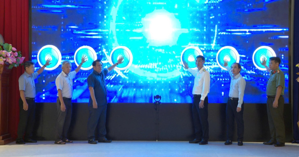 Đại biểu thực hiện nghi thức phát động 