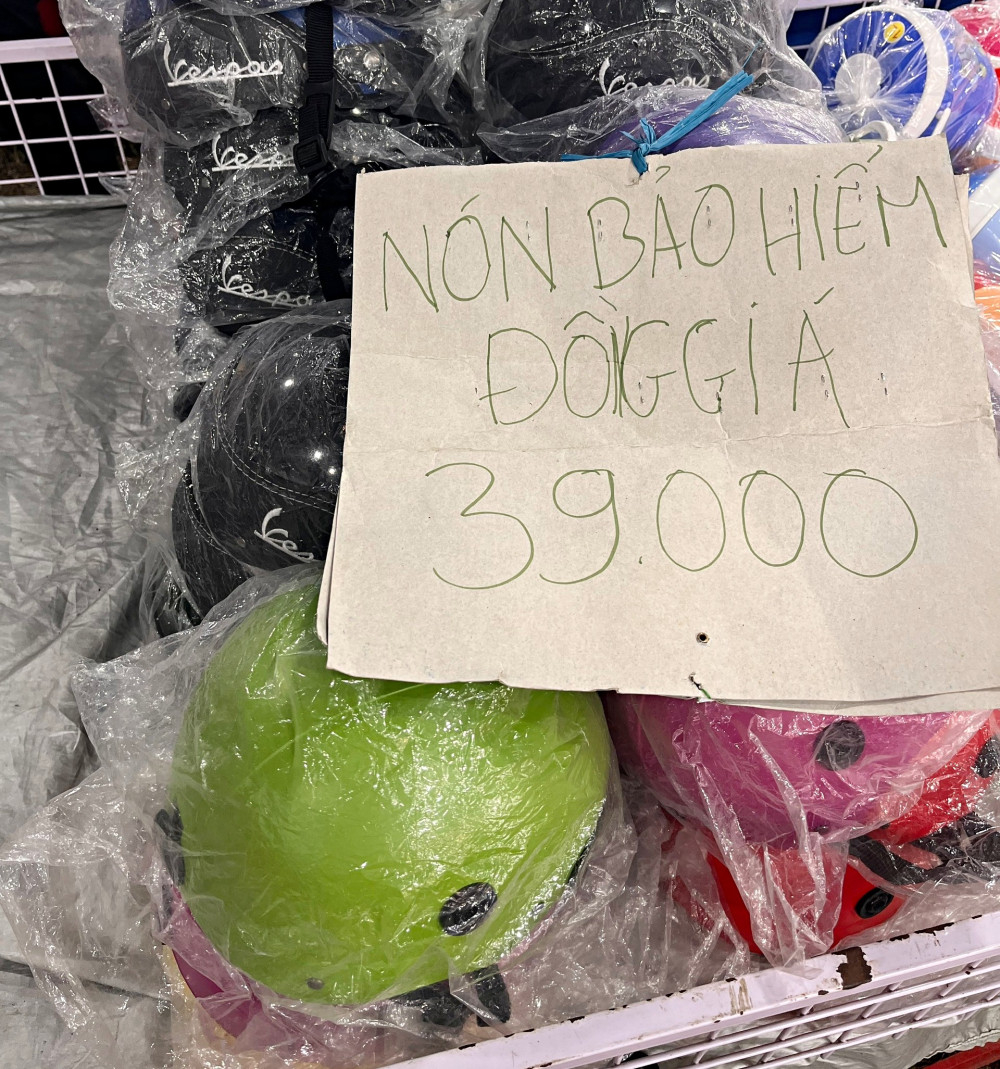 Mũ bảo hiểm được bày bán với giá 39.000 đồng