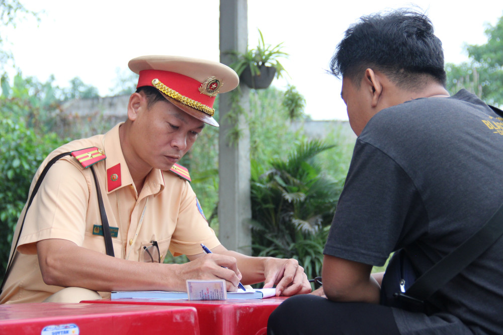 Lực lượng chức năng xử phạt trường hợp không đội mũ bảo hiểm khi lái xe