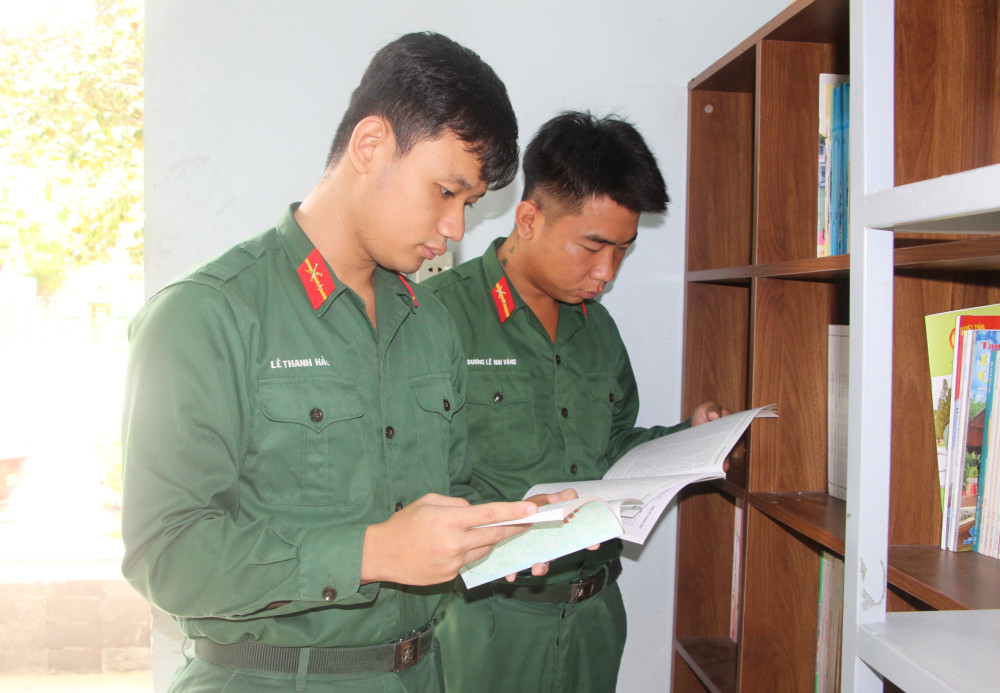 Chiến sĩ Đại đội Bộ binh 6 nghiên cứu, tìm hiểu các quy định pháp luật