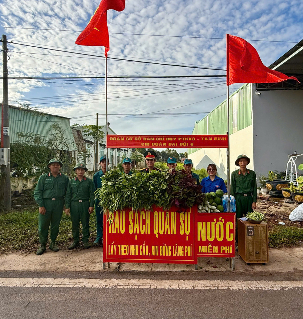 Thông qua mô hình “Rau sạch quân sự”, cán bộ, chiến sĩ Đại đội Bộ binh 6 lồng ghép tuyên truyền, phổ biến pháp luật cho người dân