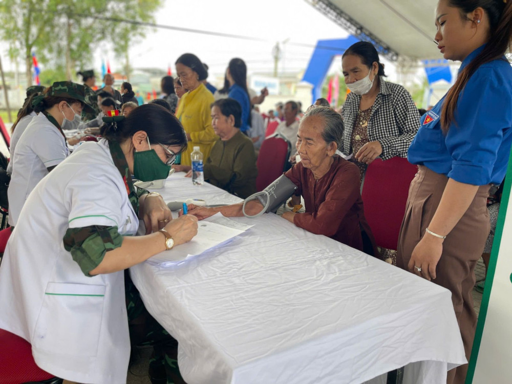 Y, bác sĩ khám bệnh, tư vấn sức khỏe và cấp thuốc cho người dân xã Long Thuận