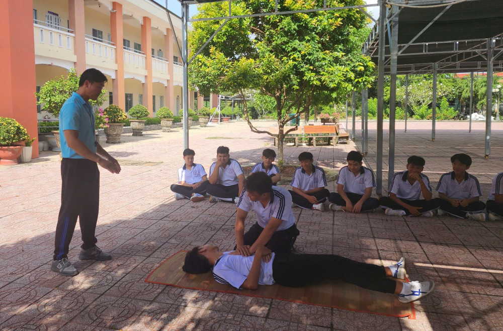 Giáo viên giáo dục kỹ năng phòng, chống đuối nước cho học sinh