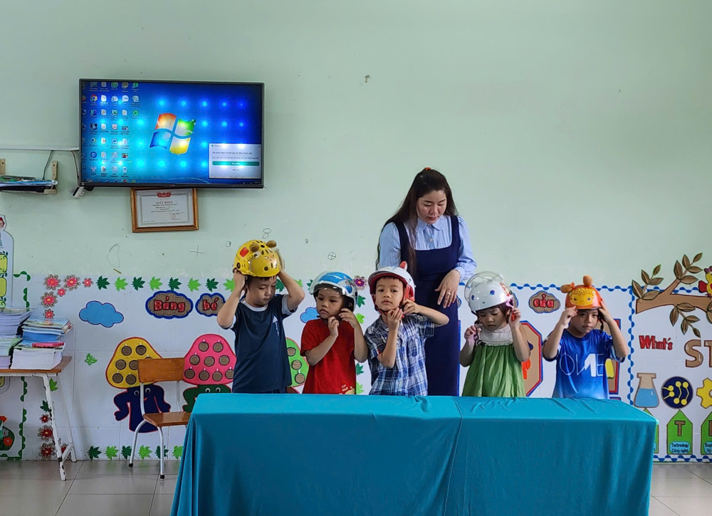 Trẻ được giáo dục về an toàn giao thông