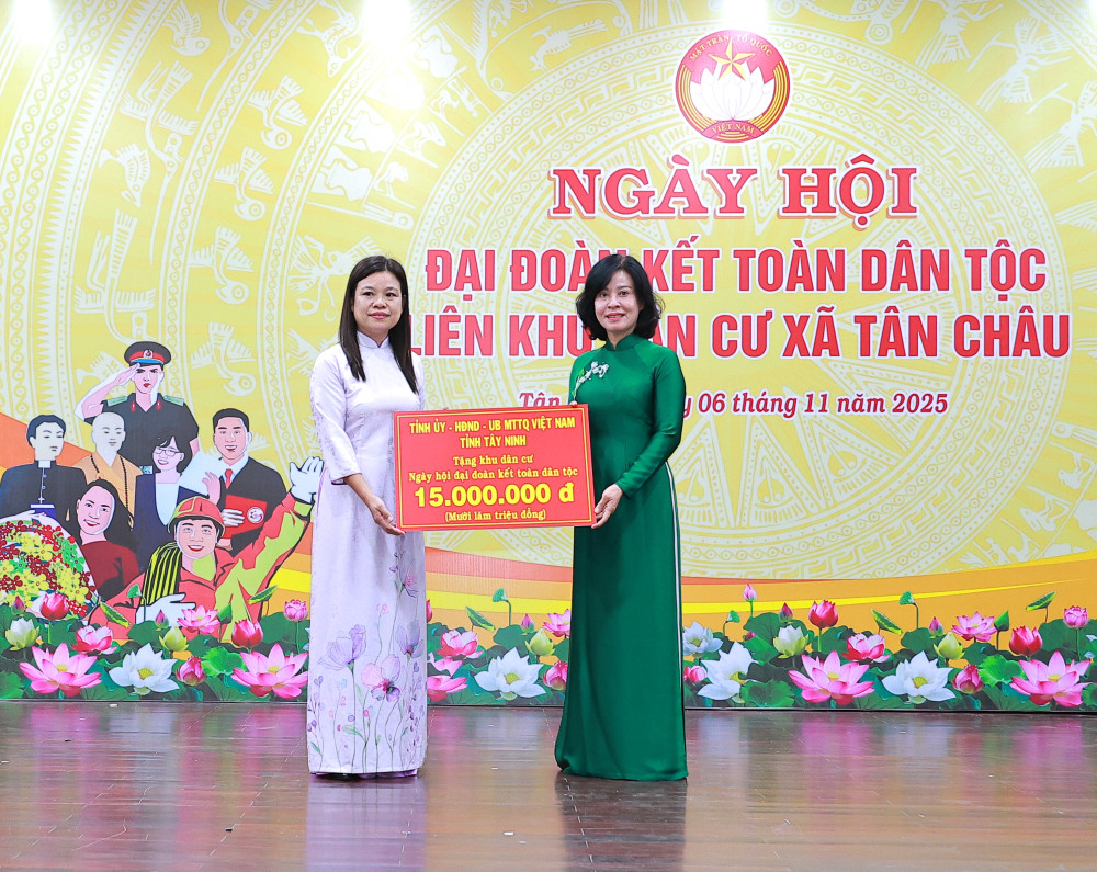 Ủy viên Ban Thường vụ Tỉnh ủy, Trưởng ban Tuyên giáo và Dân vận Tỉnh ủy Nguyễn Thị Xuân Hương (bên phải) tặng quà chúc mừng Ngày hội