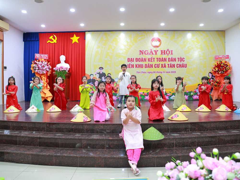 Tiết mục múa “Một vòng Việt Nam” do các bé Trường Tiểu học Thị Trấn Tân Châu biểu diễn chào mừng Ngày hội