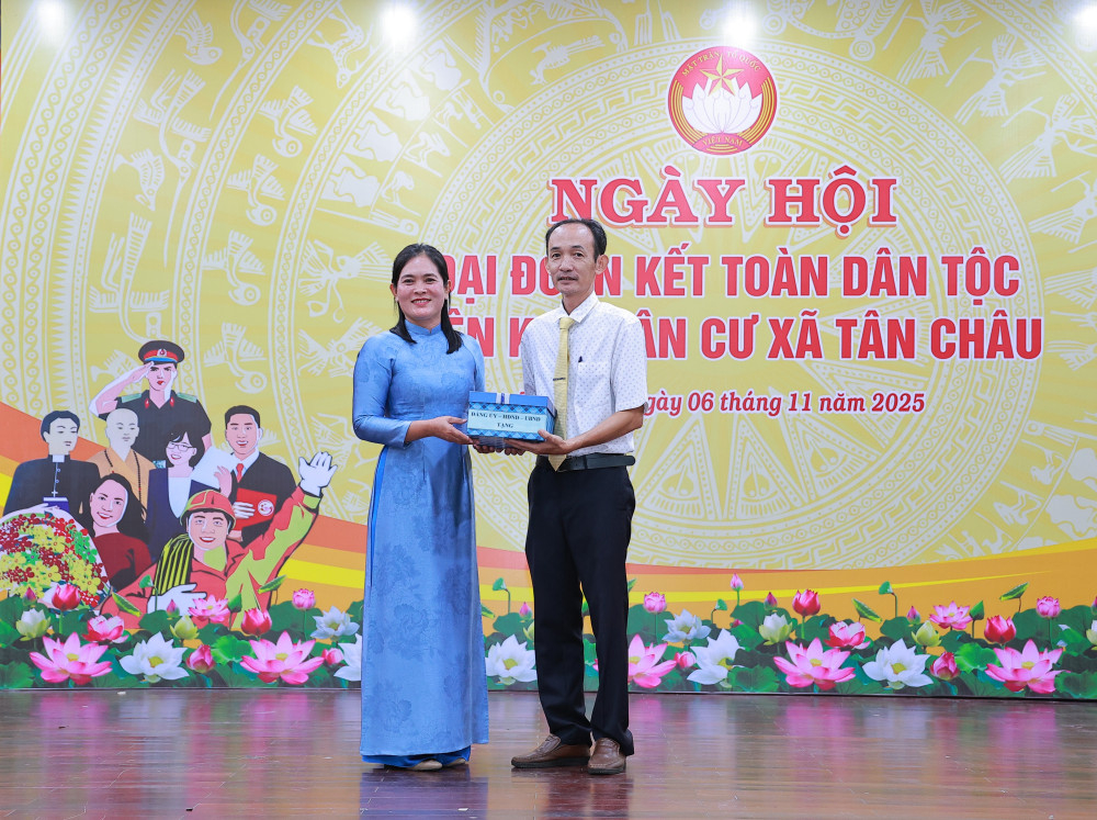 Bí thư Đảng ủy, Chủ tịch HĐND xã Trần Thị Thanh Hằng tặng quà cho đại diện Ban Công tác Mặt trận các ấp tại Ngày hội 