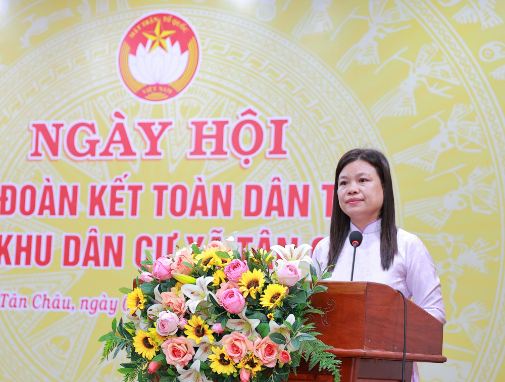 Phó Chủ tịch Ủy ban MTTQVN, Chủ tịch Hội Liên hiệp phụ nữ xã Tân Châu Nguyễn Thị Thuý Hằng phát động Tháng cao điểm “Vì người nghèo” năm 2025