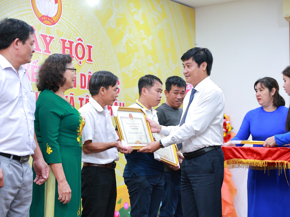 Phó Chủ tịch HĐND tỉnh Nguyễn Hồng Sơn trao bằng khen của Chủ tịch UBND tỉnh cho các cá nhân