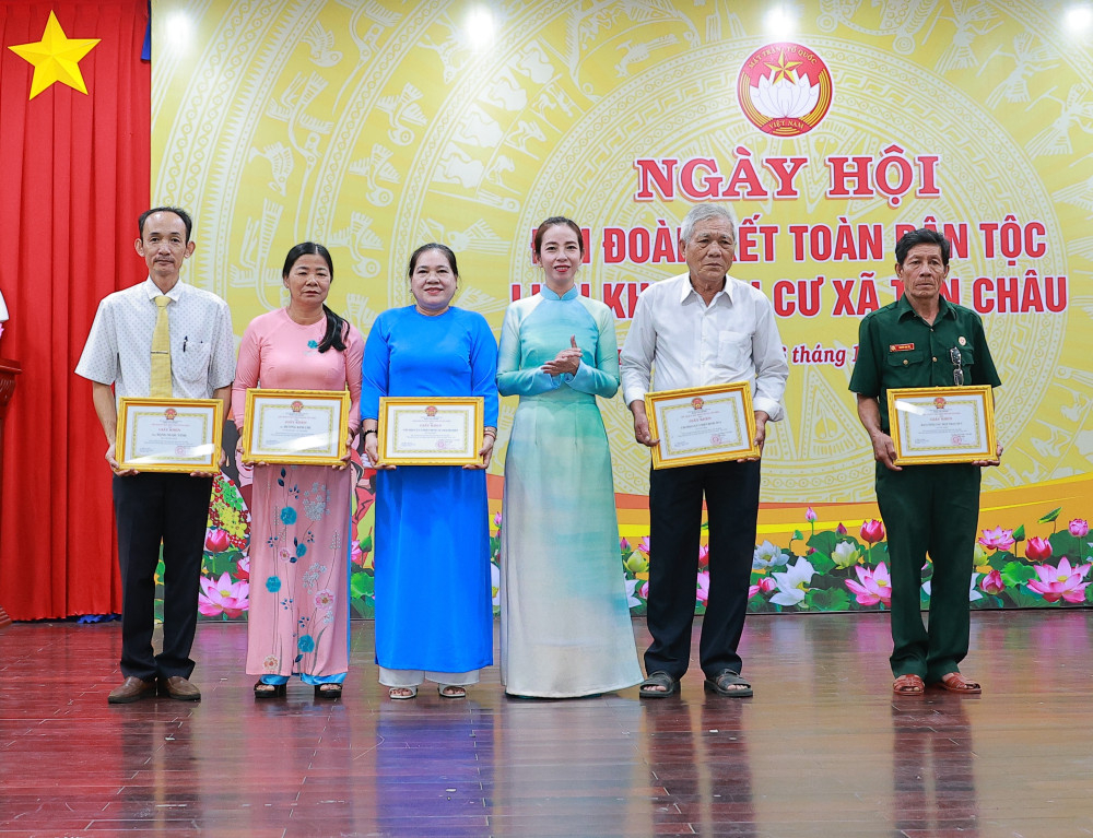 Phó Bí thư Đảng ủy, Chủ tịch UBND xã Tân Châu Nguyễn Việt Anh Thư trao giấy khen của UBND xã cho các cá nhân 