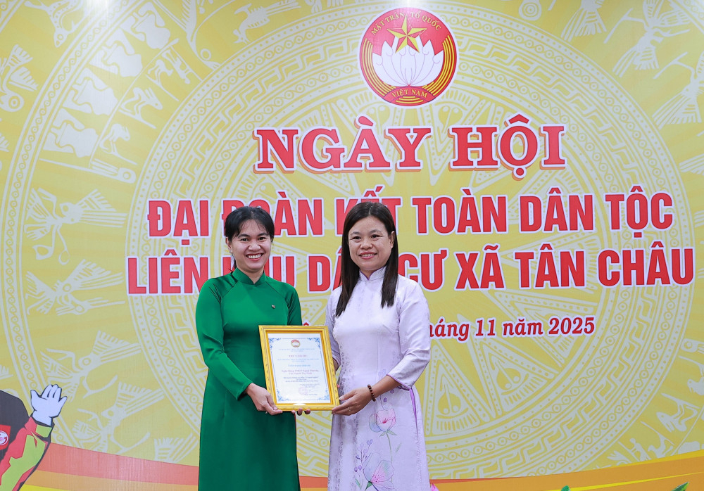 Đại diện Vietcombank chi nhánh Tân Châu ủng hộ 50 triệu đồng cho Quỹ Vì người nghèo của địa phương