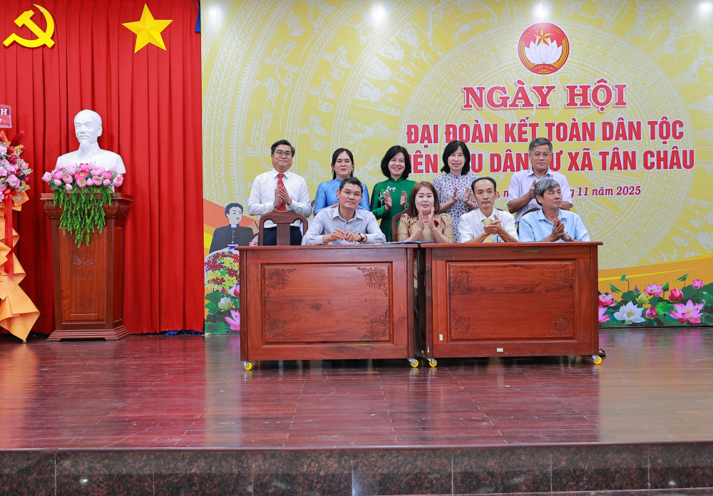 Đại diện các Ban Công tác Mặt trận ấp ký kết giao ước thi đua 