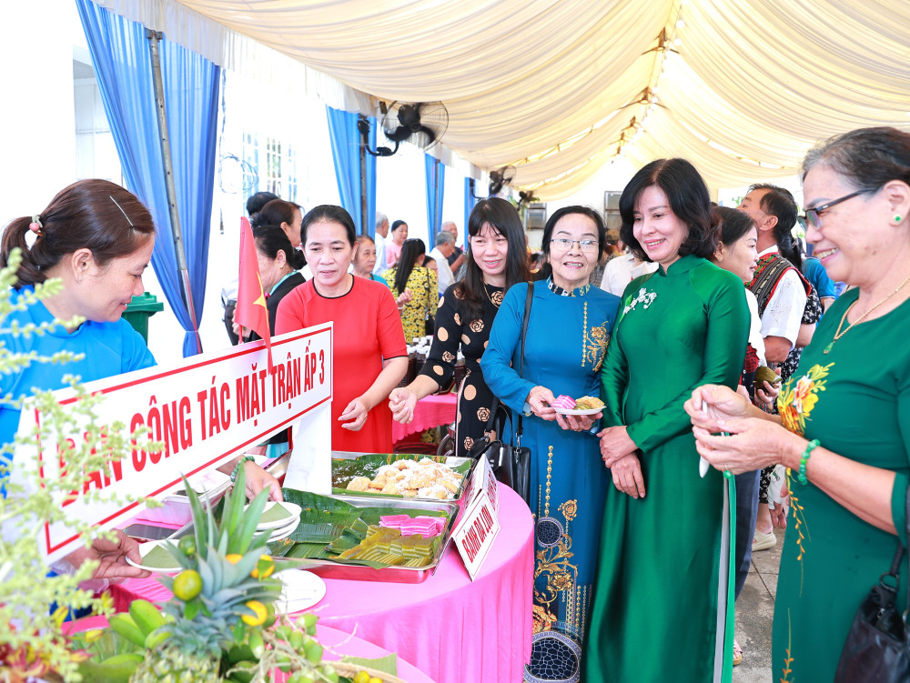 Ủy viên Ban Thường vụ Tỉnh ủy, Trưởng ban Tuyên giáo và Dân vận Tỉnh ủy Nguyễn Thị Xuân Hương tham quan gian hàng ẩm thực tại Ngày hội