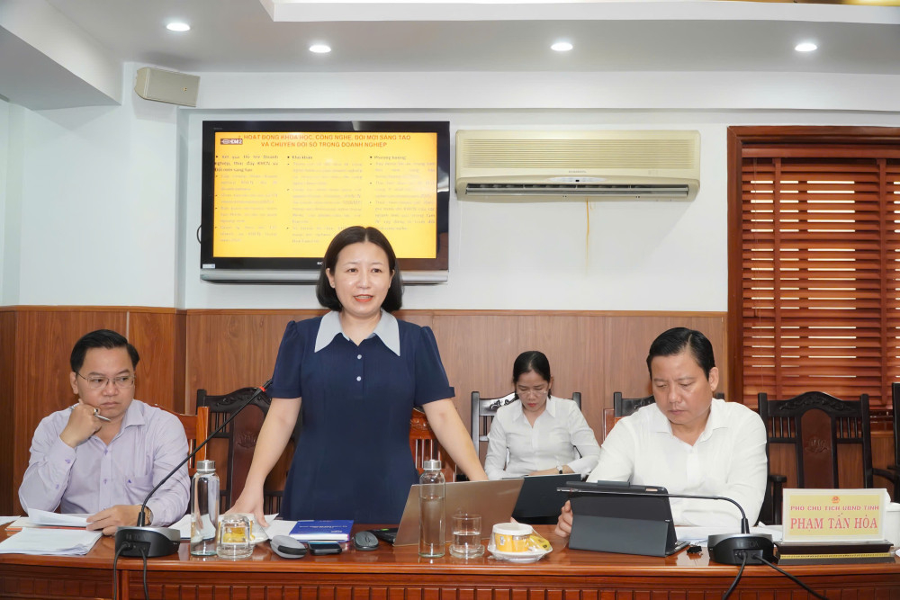 Giám đốc Sở Khoa học và Công nghệ Huỳnh Thị Hồng Nhung báo cáo kết quả thực hiện Nghị quyết số 57-NQ/TW