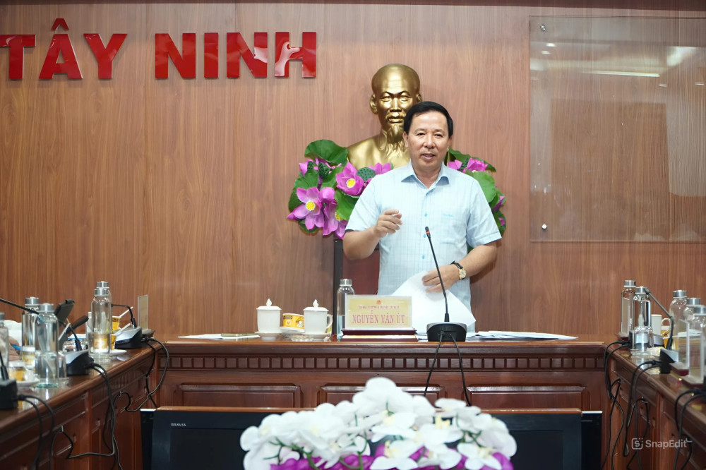 Chủ tịch UBND tỉnh, Trưởng Ban Chỉ đạo của UBND tỉnh về phát triển khoa học, công nghệ, đổi mới sáng tạo, chuyển đổi số và Đề án 06 Nguyễn Văn Út phát biểu chỉ đạo tại hội nghị