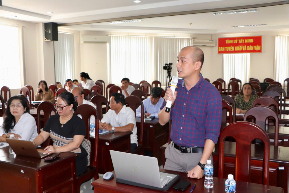 Thạc sĩ Mai Tuấn Kiệt - Phó Hiệu trưởng Trường Chính trị tỉnh, đóng góp ý kiến về việc xây dựng, hoàn thiện hệ thống pháp luật, nhà nước pháp quyền