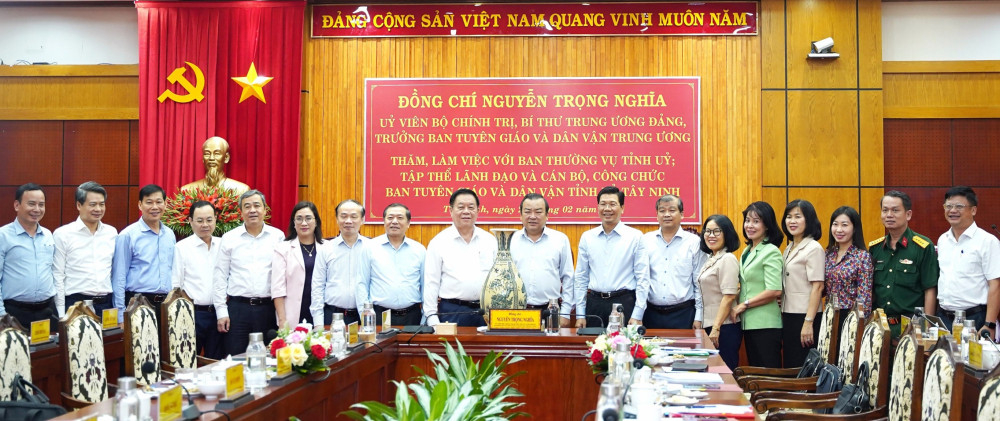 Ban Tuyên giáo và Dân vận Trung ương thăm, làm việc với Ban Thường vụ Tỉnh ủy (Ảnh: Phương Thúy)