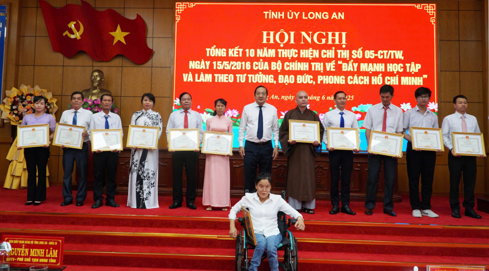 Anh Huỳnh Thanh Sang - chuyên viên Ban Xây dựng Đảng, Đảng ủy xã Phước Vĩnh Tây (thứ 4, phải qua, hàng thứ 2) nhận bằng khen của Chủ tịch UBND tỉnh vì có thành tích tiêu biểu trong học tập và làm theo tư tưởng, đạo đức, phong cách Hồ Chí Minh, giai đoạn 2016-2025