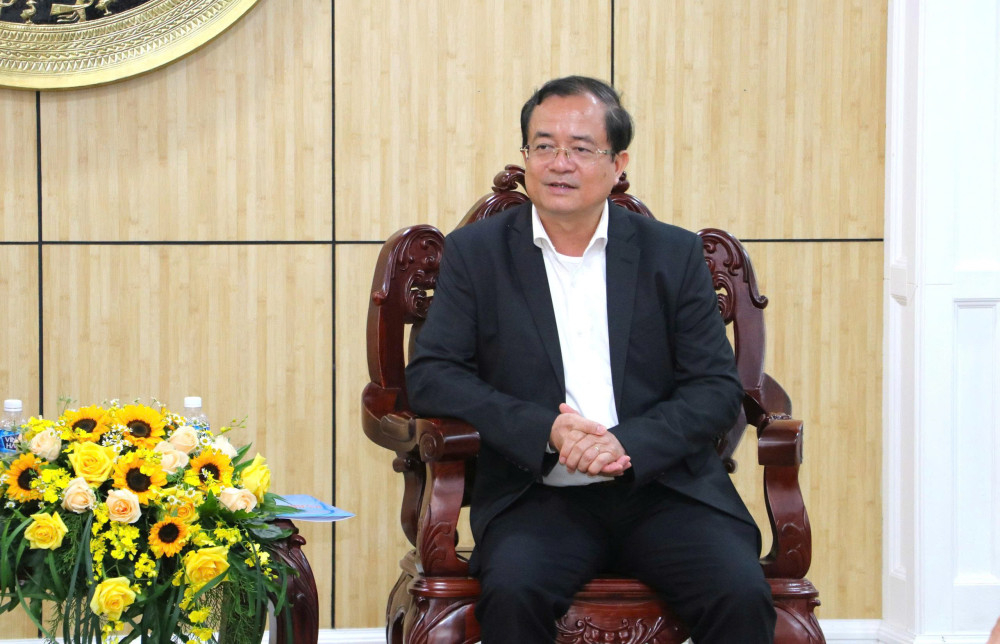 Ủy viên Ban Thường vụ Tỉnh ủy, Phó Chủ tịch UBND tỉnh Nguyễn Hồng Thanh giới thiệu với Đoàn Chủ tịch Ủy ban Công nghiệp và Xã hội - Hội đồng thành phố Gimhae, tỉnh Gyeongsangnam, Hàn Quốc về tiềm năng, lợi thế của tỉnh Tây Ninh