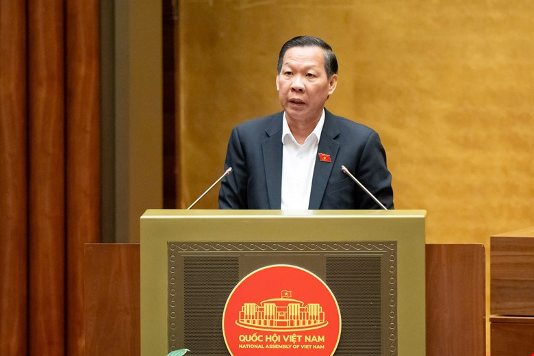 Chủ nhiệm Ủy ban Kinh tế và Tài chính của Quốc hội Phan Văn Mãi trình bày Báo cáo thẩm tra về 3 nội dung