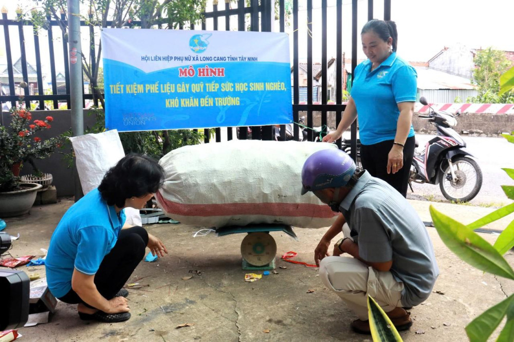 Hội Liên hiệp Phụ nữ duy trì thực hiện trì thực hiện mô hình Tiết kiệm phế liệu gây quỹ tiếp sức học sinh nghèo, khó khăn đến trường (Ảnh: THÚY HẰNG)