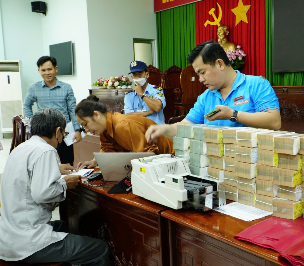 Người dân đến nhận tiền bồi thường của dự án Đường tỉnh 827E