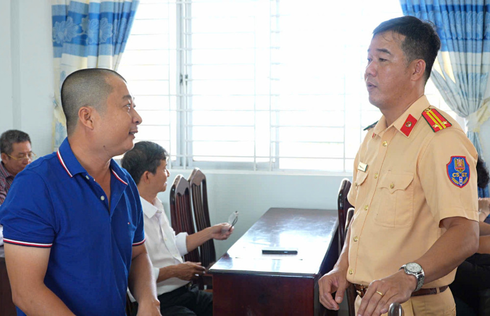 Chủ cơ sở kinh doanh trả lời câu hỏi về an toàn giao thông