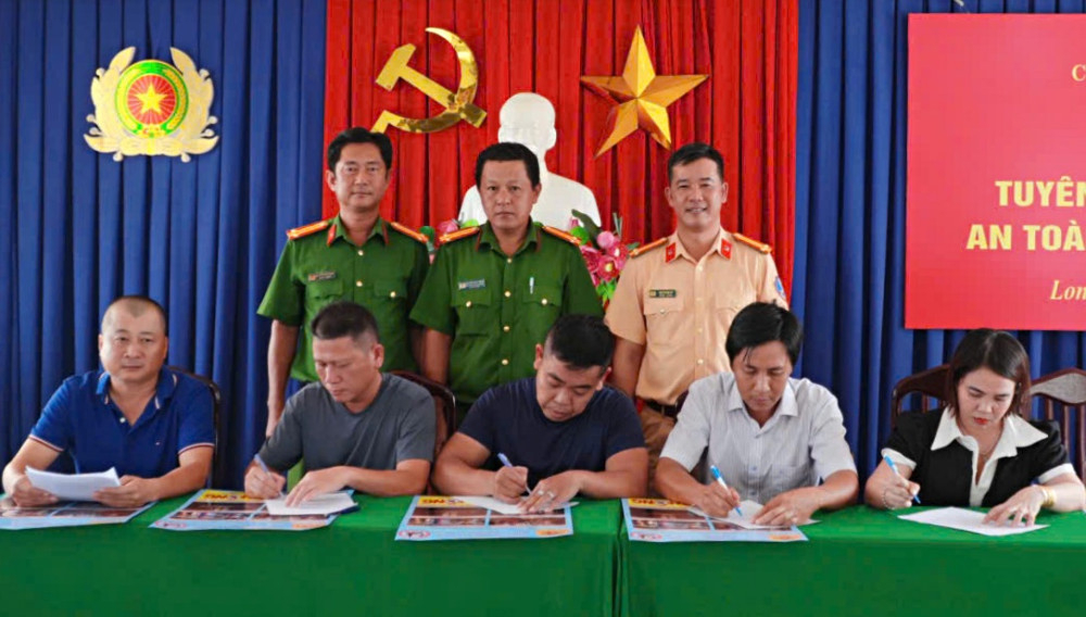 Chủ các cơ sở ký cam kết chấp hành nghiêm trật tự an toàn giao thông